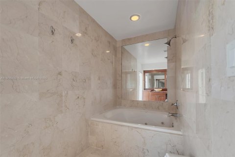 Casa en venta en Miami, Florida, 4 dormitorios, 252.97 m2 № 1745608 - foto 18