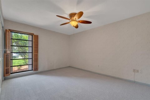 Casa en venta en Miami, Florida, 4 dormitorios, 252.97 m2 № 1745608 - foto 24