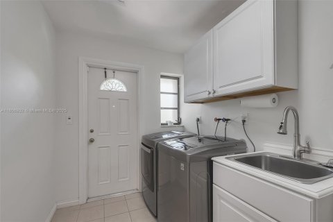 Casa en venta en Miami, Florida, 4 dormitorios, 252.97 m2 № 1745608 - foto 29