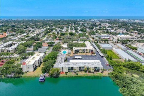 Condo in Largo, Florida, 2 bedrooms  № 1203952 - photo 1