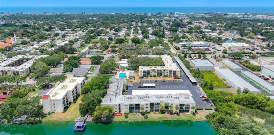 Condo in Largo, Florida, 2 bedrooms  № 1203952