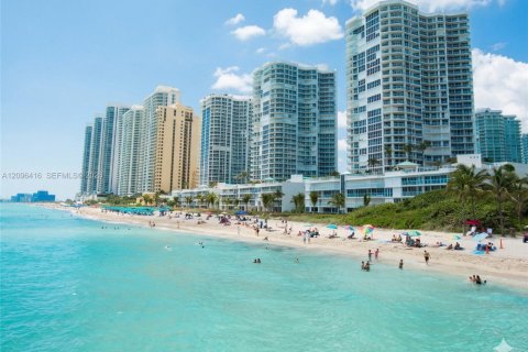 Condominio en Sunny Isles Beach, Florida, 2 dormitorios  № 2394477