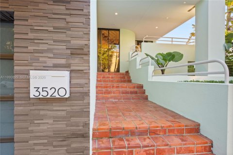 Villa ou maison à vendre à Miami, Floride: 4 chambres, 366.96 m2 № 2056560 - photo 4