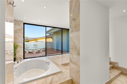 Villa ou maison à vendre à Miami, Floride: 4 chambres, 366.96 m2 № 2056560 - photo 27