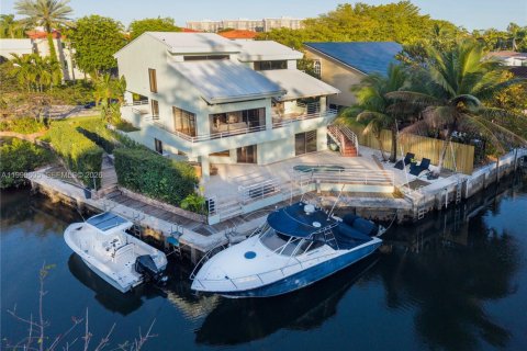 Casa en Miami, Florida 4 dormitorios, 366.96 m2 № 2056560