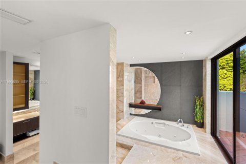 Villa ou maison à vendre à Miami, Floride: 4 chambres, 366.96 m2 № 2056560 - photo 23