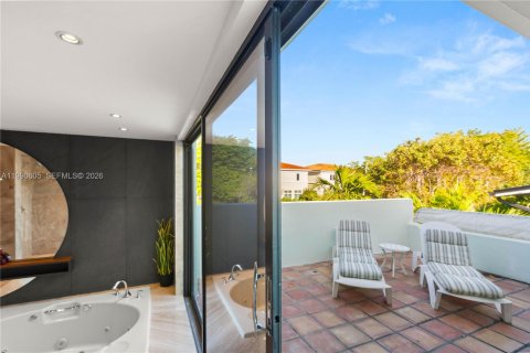 Villa ou maison à vendre à Miami, Floride: 4 chambres, 366.96 m2 № 2056560 - photo 26