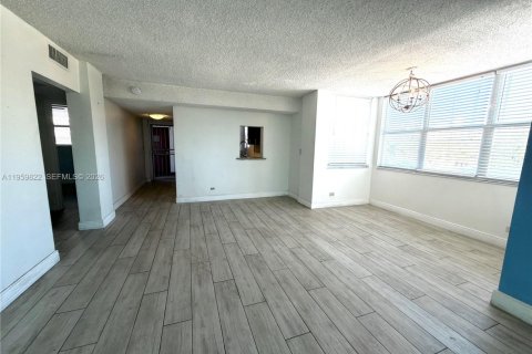 Condo in North Miami Beach, Florida, 2 bedrooms  № 2052831 - photo 14