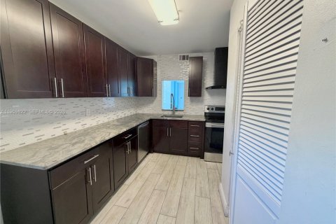 Condo in North Miami Beach, Florida, 2 bedrooms  № 2052831 - photo 7