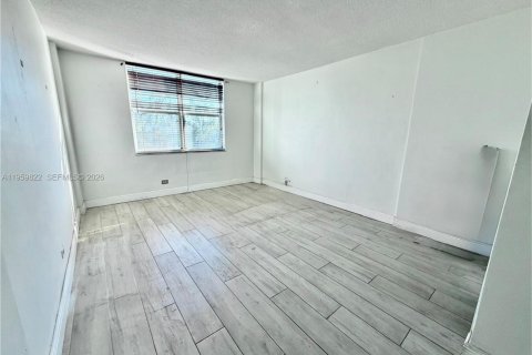 Condo in North Miami Beach, Florida, 2 bedrooms  № 2052831 - photo 11