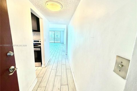 Condo in North Miami Beach, Florida, 2 bedrooms  № 2052831 - photo 4