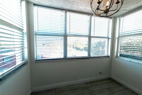 Condo in North Miami Beach, Florida, 2 bedrooms  № 2052831 - photo 15