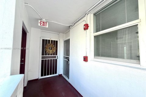 Condo in North Miami Beach, Florida, 2 bedrooms  № 2052831 - photo 3
