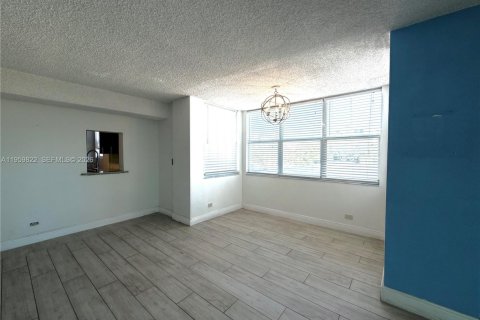 Condo in North Miami Beach, Florida, 2 bedrooms  № 2052831 - photo 13
