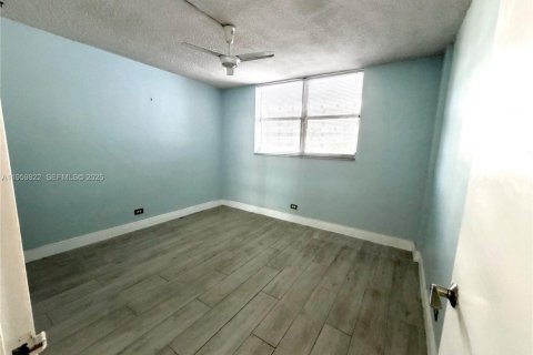 Condo in North Miami Beach, Florida, 2 bedrooms  № 2052831 - photo 21