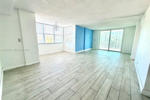 Condo in North Miami Beach, Florida, 2 bedrooms  № 2052831 - photo 9