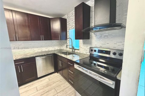 Condo in North Miami Beach, Florida, 2 bedrooms  № 2052831 - photo 5