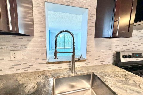 Condo in North Miami Beach, Florida, 2 bedrooms  № 2052831 - photo 8