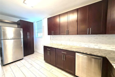 Condo in North Miami Beach, Florida, 2 bedrooms  № 2052831 - photo 6