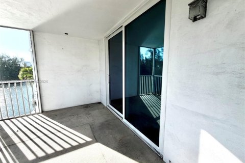 Condo in North Miami Beach, Florida, 2 bedrooms  № 2052831 - photo 19