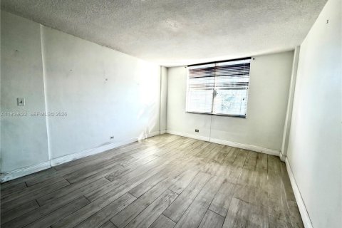 Condo in North Miami Beach, Florida, 2 bedrooms  № 2052831 - photo 12