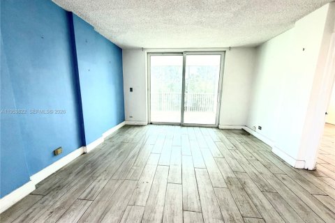 Condo in North Miami Beach, Florida, 2 bedrooms  № 2052831 - photo 10