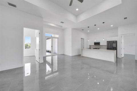 House in Cape Coral, Florida 3 bedrooms, 195.09 sq.m. № 1680688 - photo 12