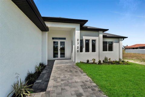 House in Cape Coral, Florida 3 bedrooms, 195.09 sq.m. № 1680688 - photo 8