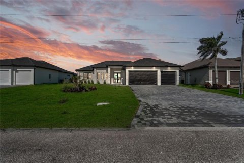 House in Cape Coral, Florida 3 bedrooms, 195.09 sq.m. № 1680688 - photo 1