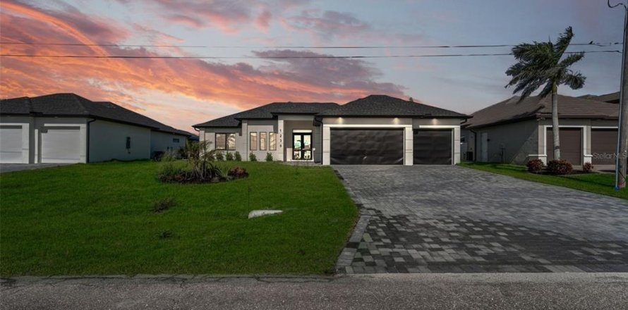 House in Cape Coral, Florida 3 bedrooms, 195.09 sq.m. № 1680688
