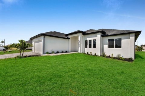 House in Cape Coral, Florida 3 bedrooms, 195.09 sq.m. № 1680688 - photo 9