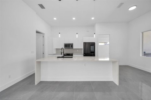 House in Cape Coral, Florida 3 bedrooms, 195.09 sq.m. № 1680688 - photo 13