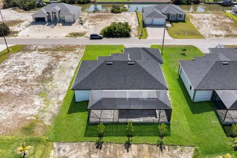House in Cape Coral, Florida 3 bedrooms, 195.09 sq.m. № 1680688 - photo 5
