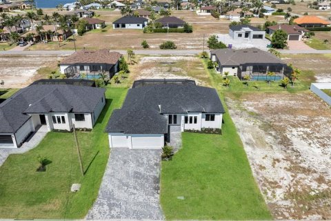 House in Cape Coral, Florida 3 bedrooms, 195.09 sq.m. № 1680688 - photo 28