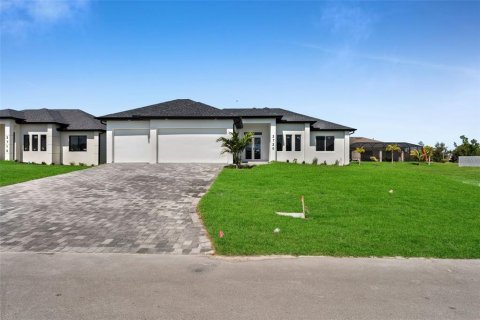 House in Cape Coral, Florida 3 bedrooms, 195.09 sq.m. № 1680688 - photo 7