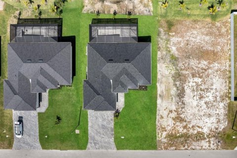 House in Cape Coral, Florida 3 bedrooms, 195.09 sq.m. № 1680688 - photo 3