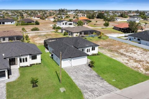 House in Cape Coral, Florida 3 bedrooms, 195.09 sq.m. № 1680688 - photo 30