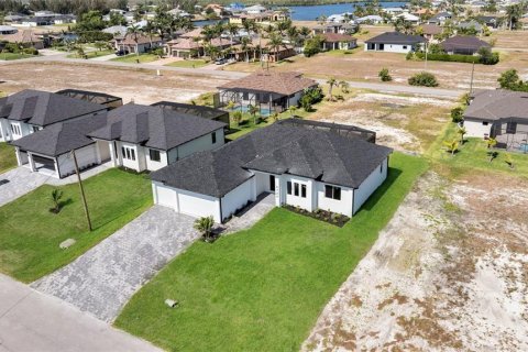 House in Cape Coral, Florida 3 bedrooms, 195.09 sq.m. № 1680688 - photo 27