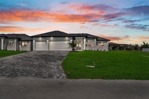 House in Cape Coral, Florida 3 bedrooms, 195.09 sq.m. № 1680688 - photo 26