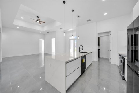House in Cape Coral, Florida 3 bedrooms, 195.09 sq.m. № 1680688 - photo 14