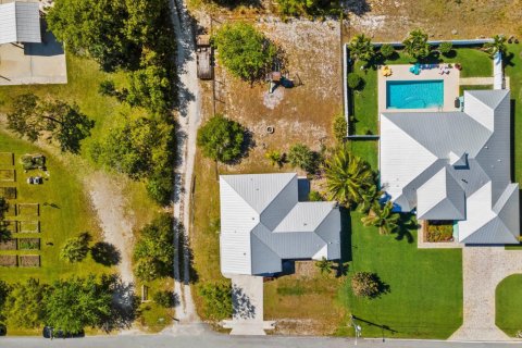 House in Jensen Beach, Florida 3 bedrooms, 139.45 sq.m. № 1224612 - photo 1