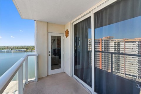 Condo in Miami, Florida, 1 bedroom № 2087569 - photo 3