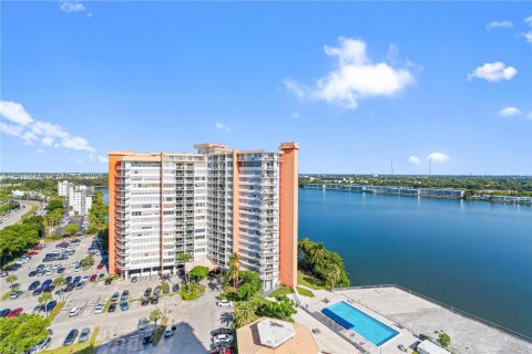 Condo in Miami, Florida, 1 bedroom № 2087569 - photo 2