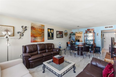 Condo in Miami, Florida, 1 bedroom № 2087569 - photo 11