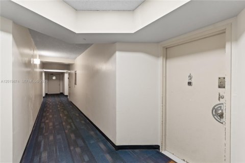 Condo in Miami, Florida, 1 bedroom № 2087569 - photo 25