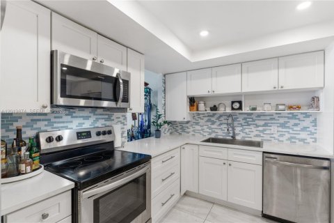 Condo in Miami, Florida, 1 bedroom № 2087569 - photo 5