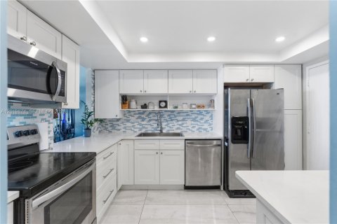 Condo in Miami, Florida, 1 bedroom № 2087569 - photo 4