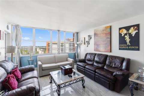 Condo in Miami, Florida, 1 bedroom № 2087569 - photo 9