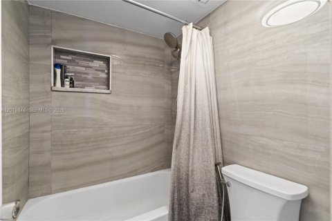 Condo in Miami, Florida, 1 bedroom № 2087569 - photo 17