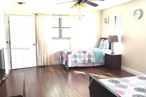 Commercial property in West Palm Beach, Florida № 1764150 - photo 2